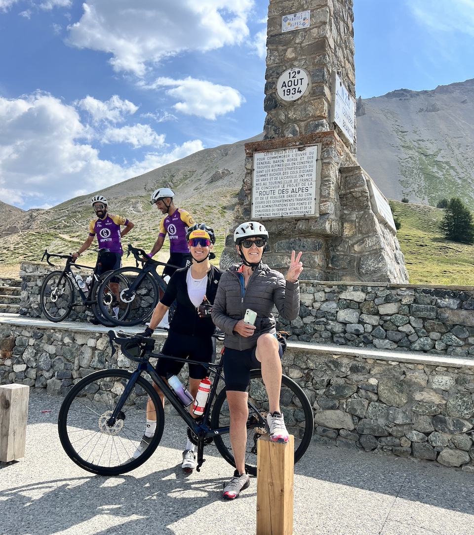 Pascale Chollet e la sua bici elettrica durante la traversata delle Alpi