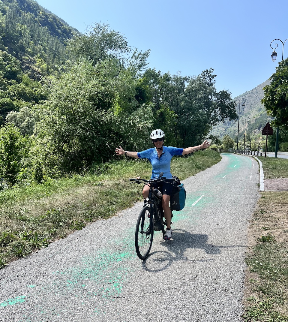 Pascale Chollet in viaggio in bicicletta sulla Route des Grandes Alpes