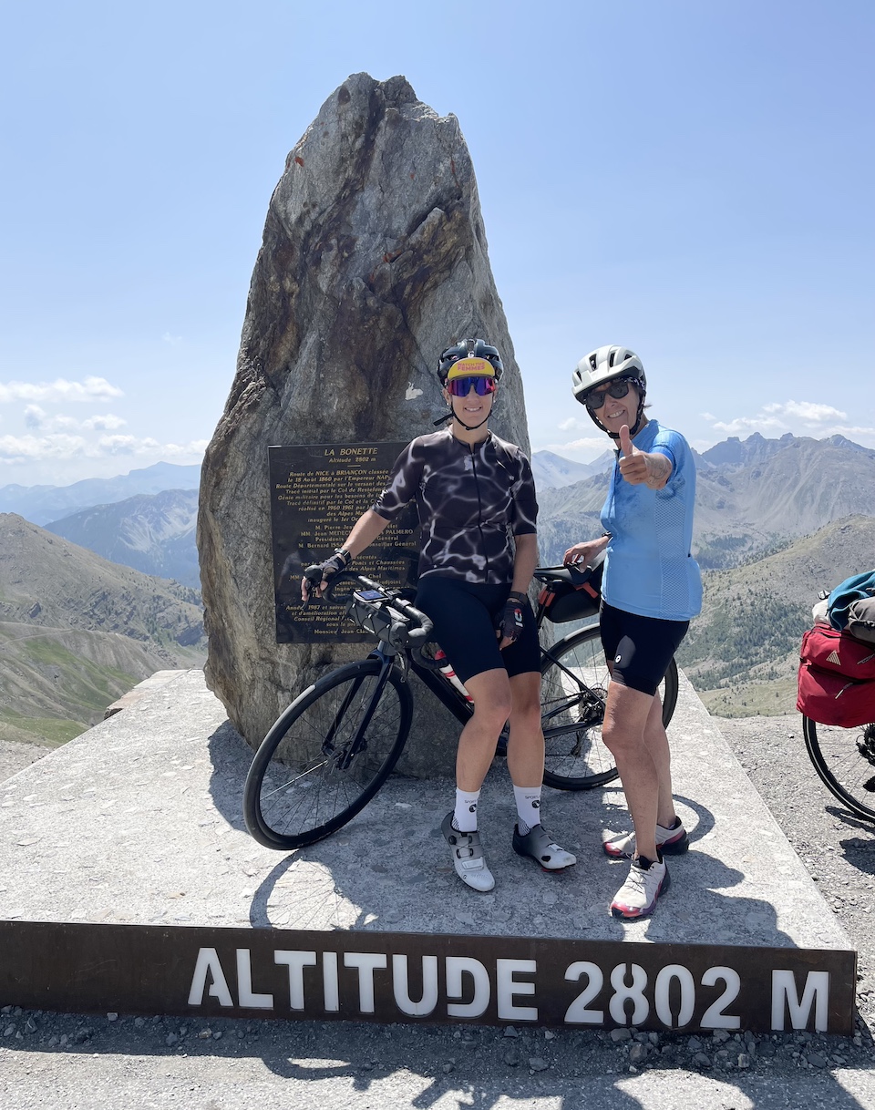Pascale Chollet in bicicletta nelle Alpi