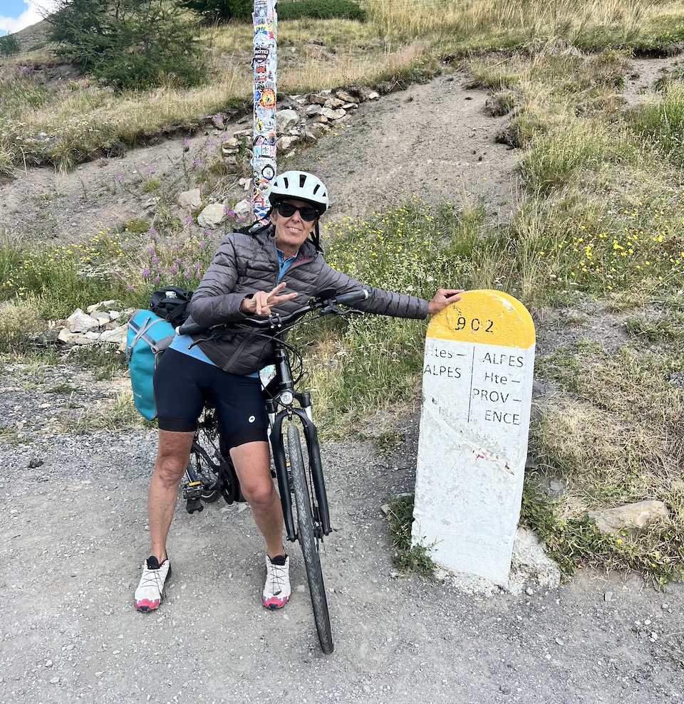 Pascale Chollet in bicicletta a Vars sulla Route des Grandes Alpes