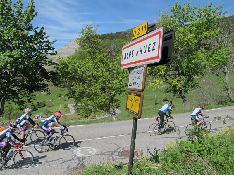 Il cartello dell'Alpe D'Huez con i ciclisti