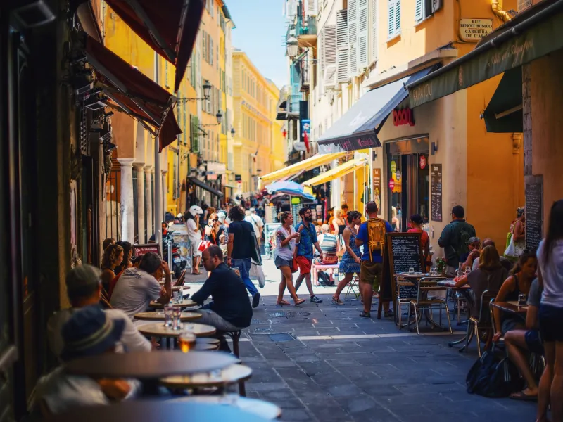 Un'atmosfera mediterranea e colorata a Nizza