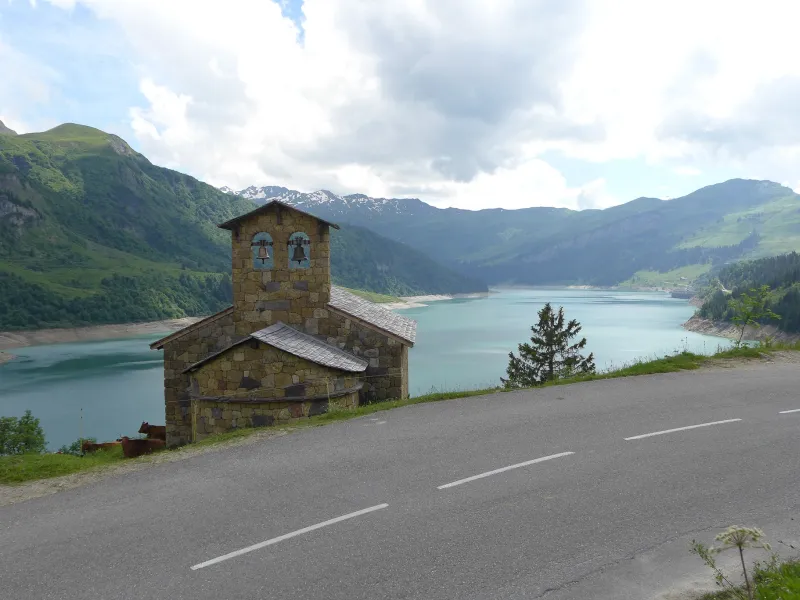 Cappella e lago Roselend