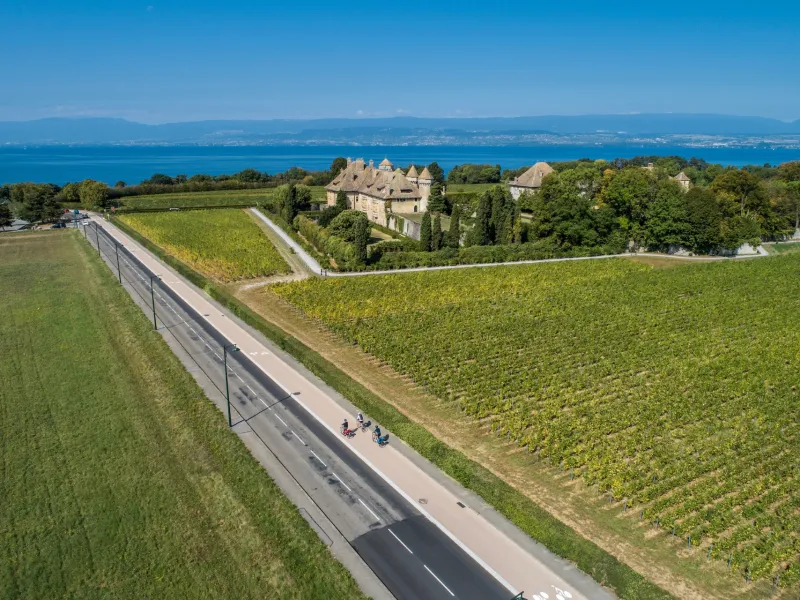 Ciclisti davanti allo Château de Ripaille a Thonon-les-bains