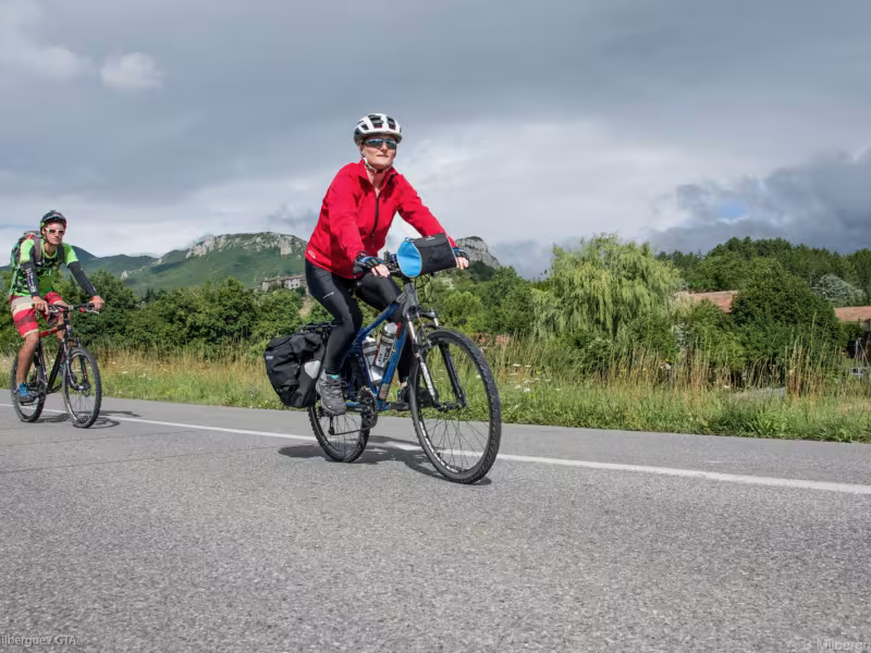 Una coppia in bicicletta sulle strade delle Baronnies Provençales