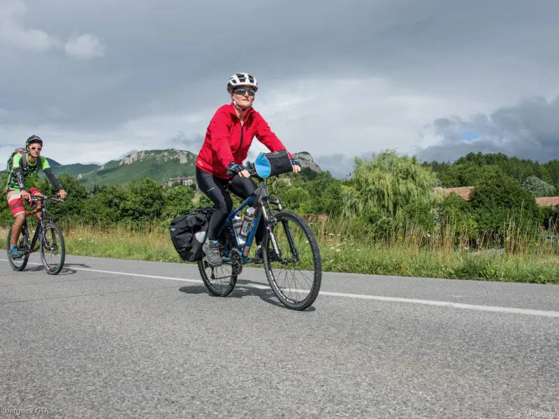 Una coppia in bicicletta sulle strade delle Baronnies Provençales