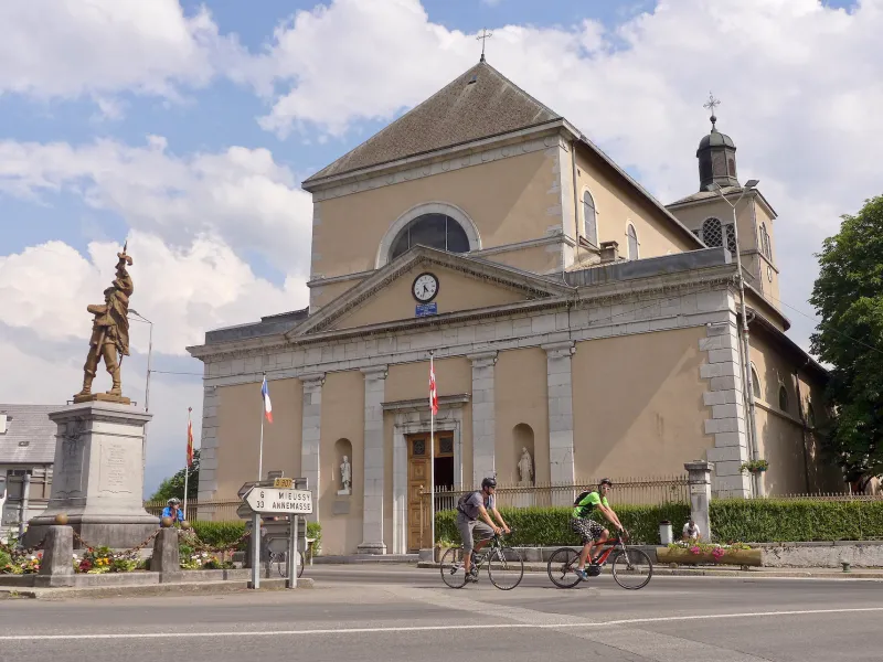 Ciclisti davanti alla chiesa di Saint-Jean-Baptiste a Taninges