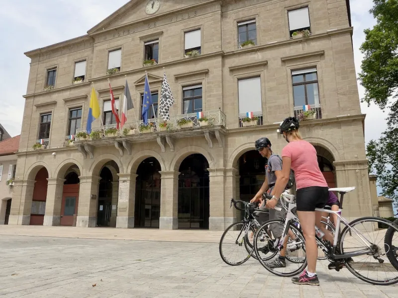 Partenza della Route des Grandes Alpes in bicicletta davanti al municipio di Thonon-les-Bains