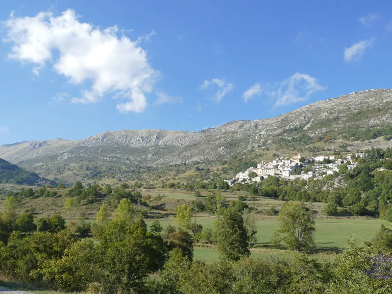 Villaggio di Coursegoules, sulle pendici meridionali del Cheiron