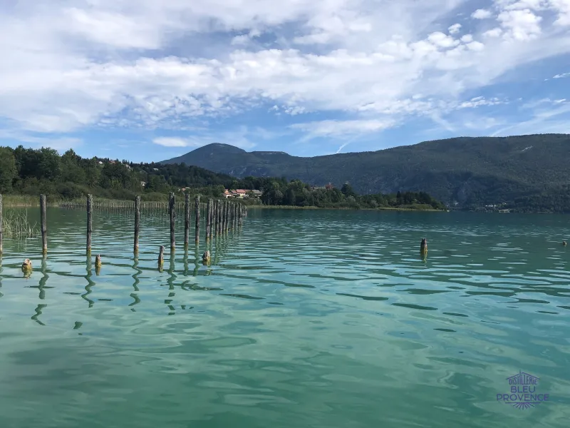 Le limpide acque del Lac d'Aiguebelette a Lépin-le-Lac
