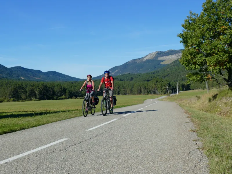 Ciclisti in partenza da Saint-Auban