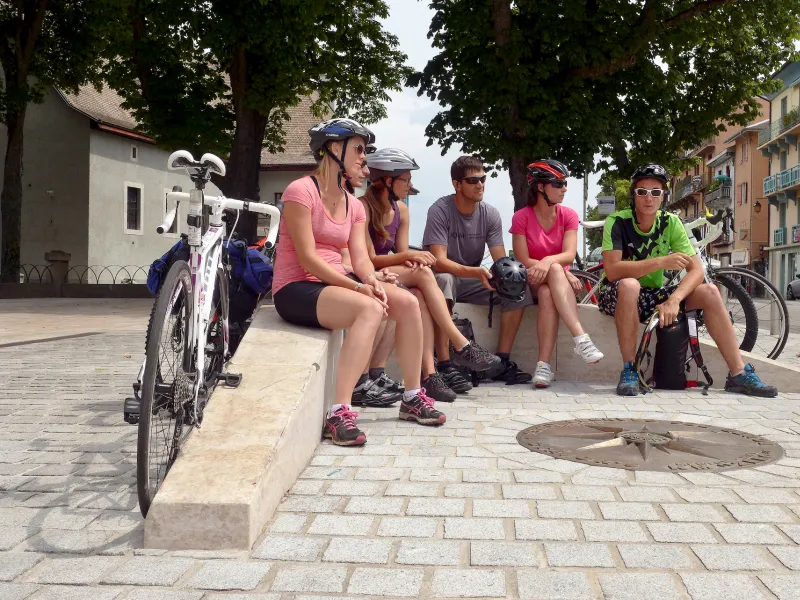 Gruppo in partenza dalla Route des Grandes Alpes in bicicletta