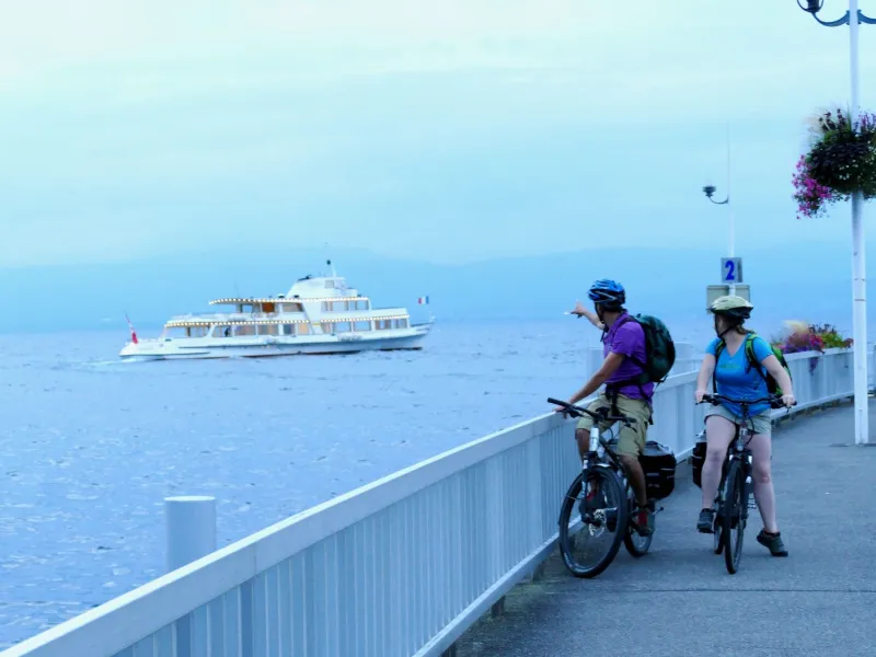 Partenza di un battello sul Lago di Ginevra dal porto di Thonon-les-Bains