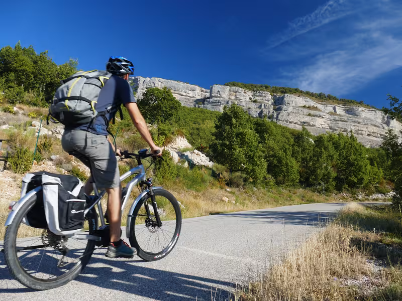 In bicicletta sulla Route des Pierres écrites