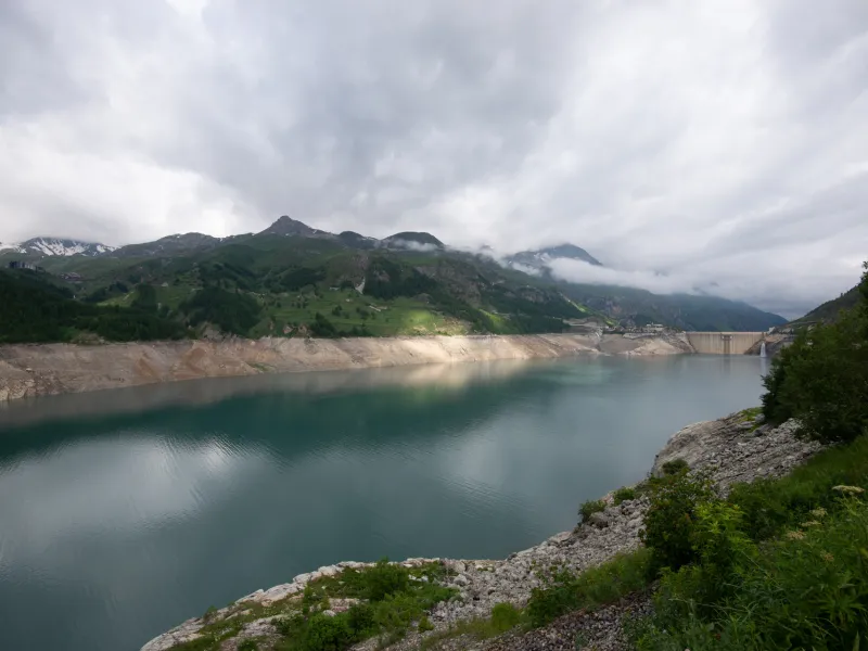 Lago presso la diga di Chevril a Tignes
