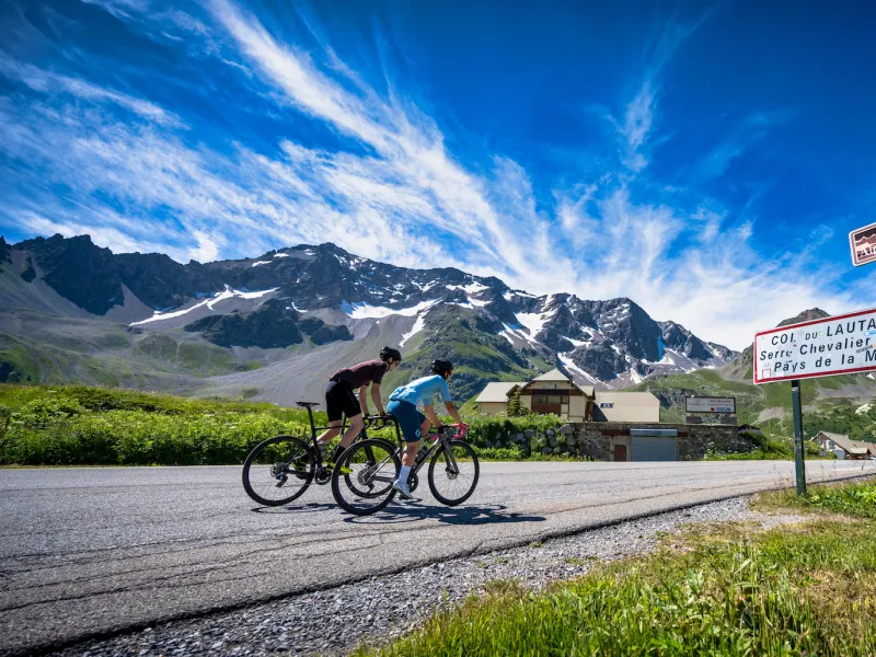 Ciclisti sul Col du Lautaret lungo il percorso delle Grandes Alpes®.