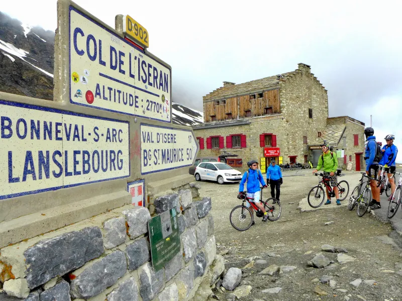 Arrivare in cima al Col de l'Iseran in bicicletta, il passo più alto d'Europa e il Santo Graal dei ciclisti