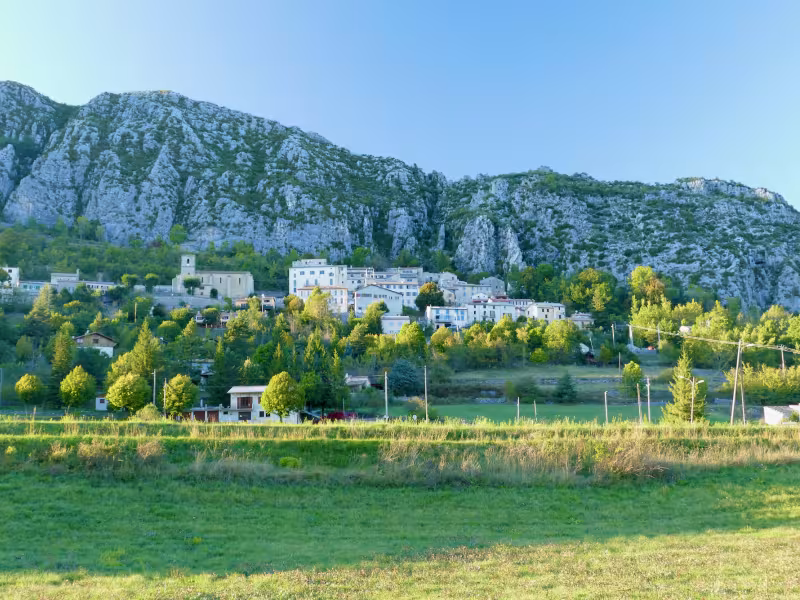 Il villaggio di Saint-Auban nelle Alpi Marittime
