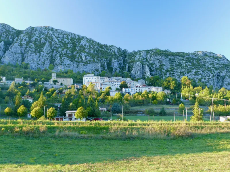 Il villaggio di Saint-Auban nelle Alpi Marittime