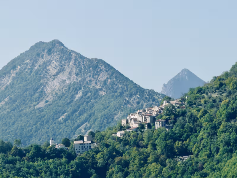 Il villaggio di Conségudes ai piedi del Cheiron