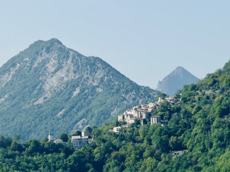 Il villaggio di Conségudes ai piedi del Cheiron