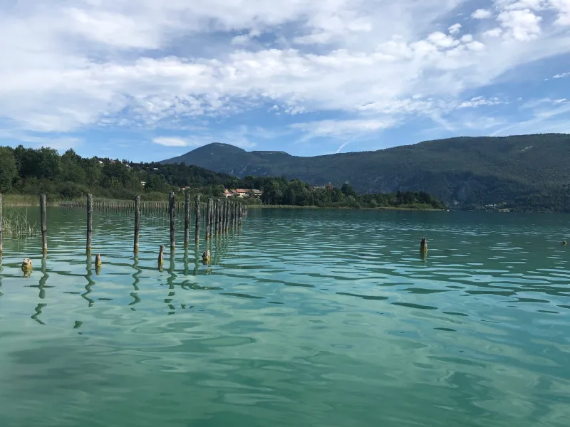 Le acque cristalline del Lac d'Aiguebelette a Lepin-le-Lac