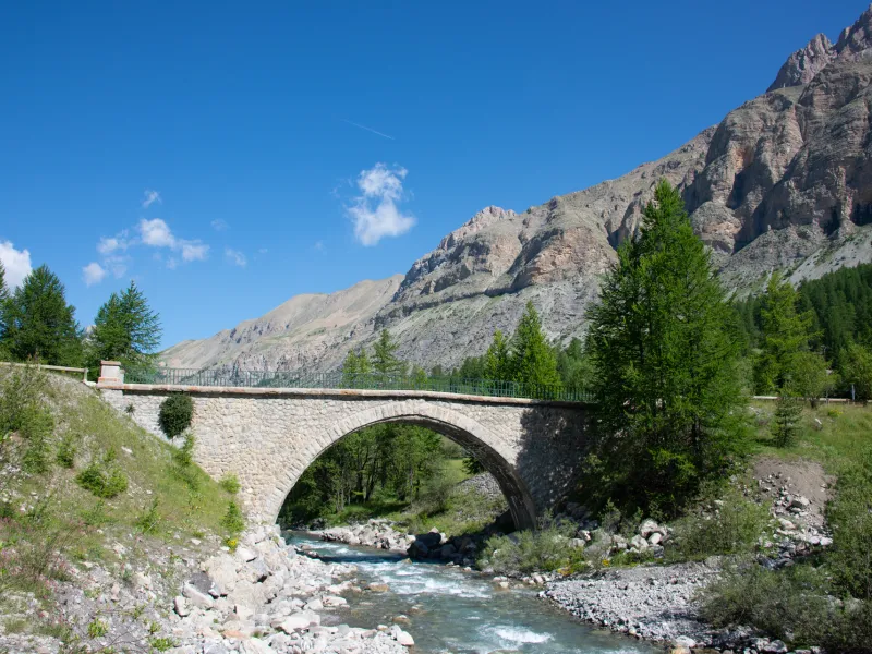 Ponte sul Bachelard durante la salita al Col de la Cayolle