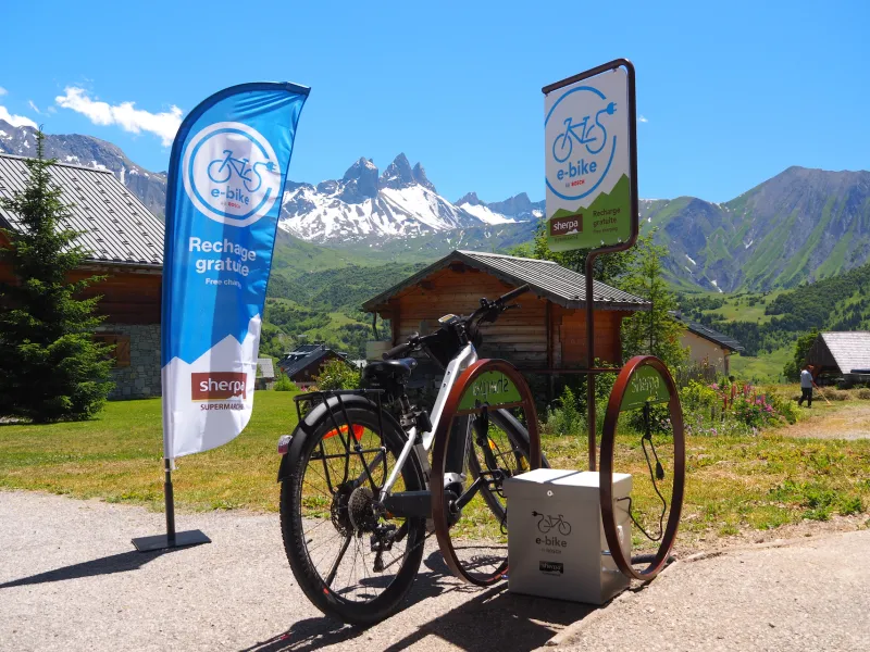 Ricarica della bicicletta elettrica con vista sulle Aiguilles d'Arves