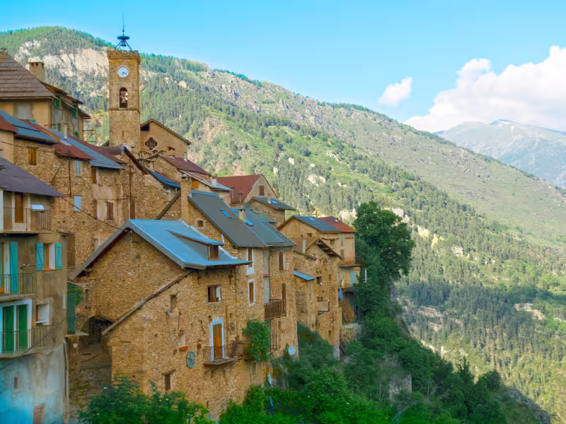 Roubion, arroccato sopra la valle della Tinée