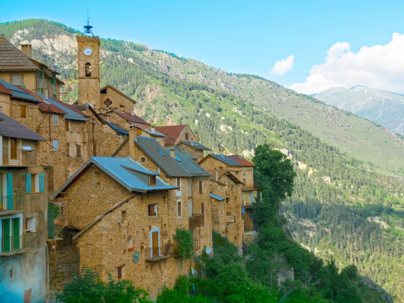Roubion, arroccato sopra la valle della Tinée