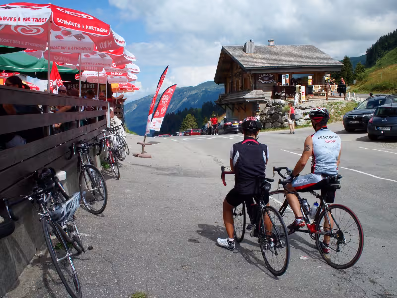 Souvenir e negozi al Col de la Colombière (1613 metri)