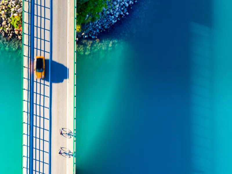 Ciclisti sul ponte di Savines