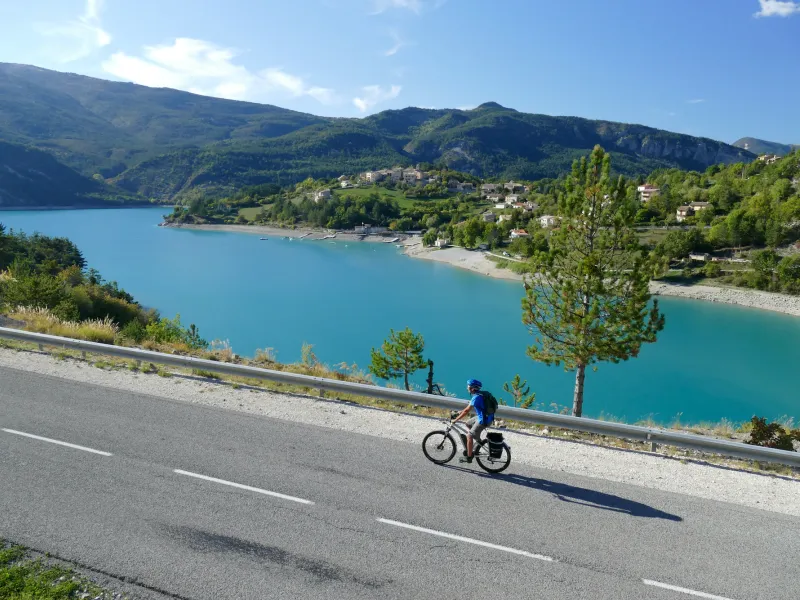 Sulle rive del Lac de Castillon a Saint-Julien-du-Verdon