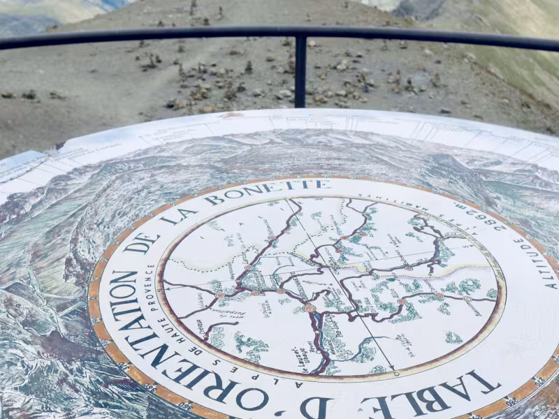 Tavolo di orientamento alla Cime de la Bonette, la Via più alta d'Europa