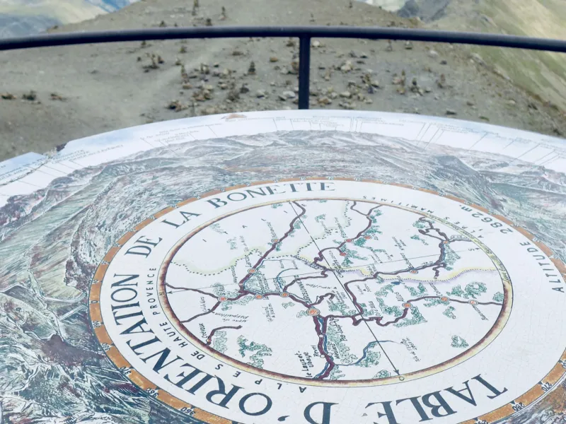 Tavolo di orientamento alla Cime de la Bonette, la Via più alta d'Europa