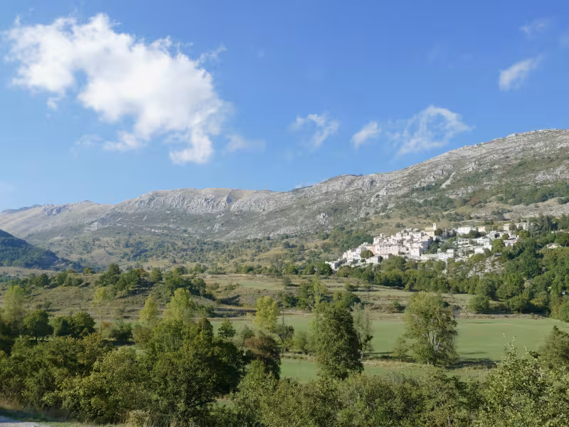 Villaggio di Coursegoules sul versante meridionale del Cheiron