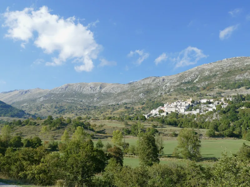 Villaggio di Coursegoules sul versante meridionale del Cheiron