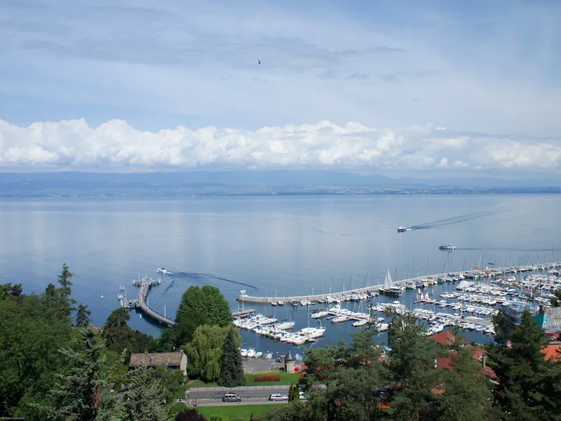 Vista sul lago di Ginevra e sul porto di Thonon-les-Bains
