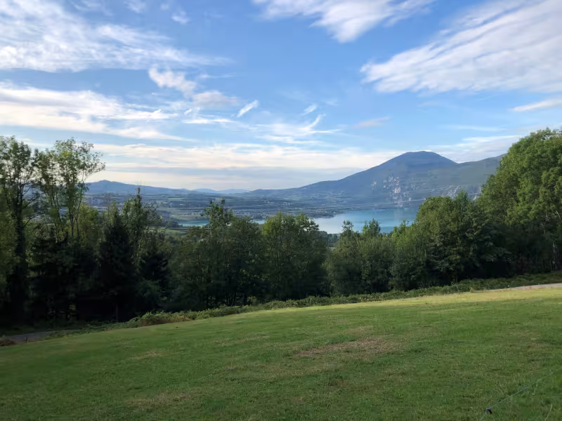Vista sul Lac d'Aiguebelette mentre si sale verso Dullin