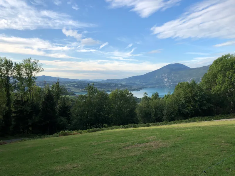 Vista sul Lac d'Aiguebelette mentre si sale verso Dullin