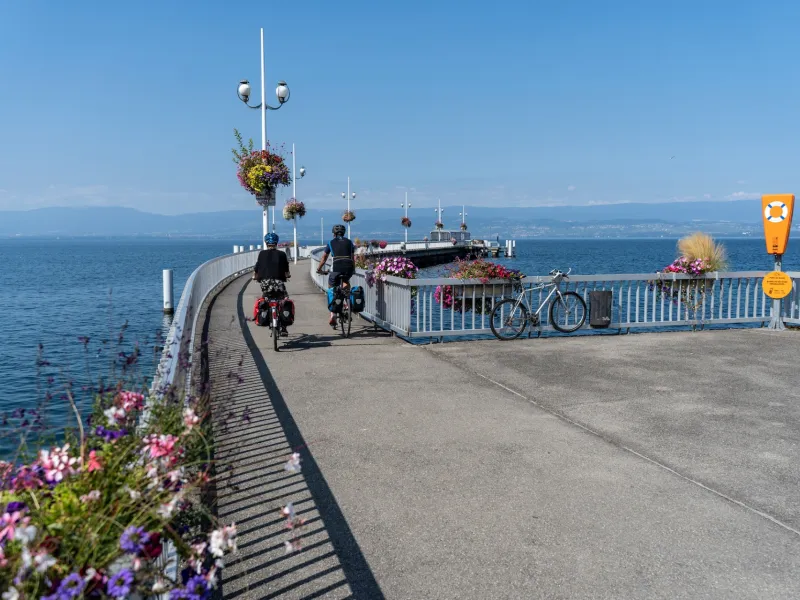 Ciclisti sul molo di Thonon-les-Bains