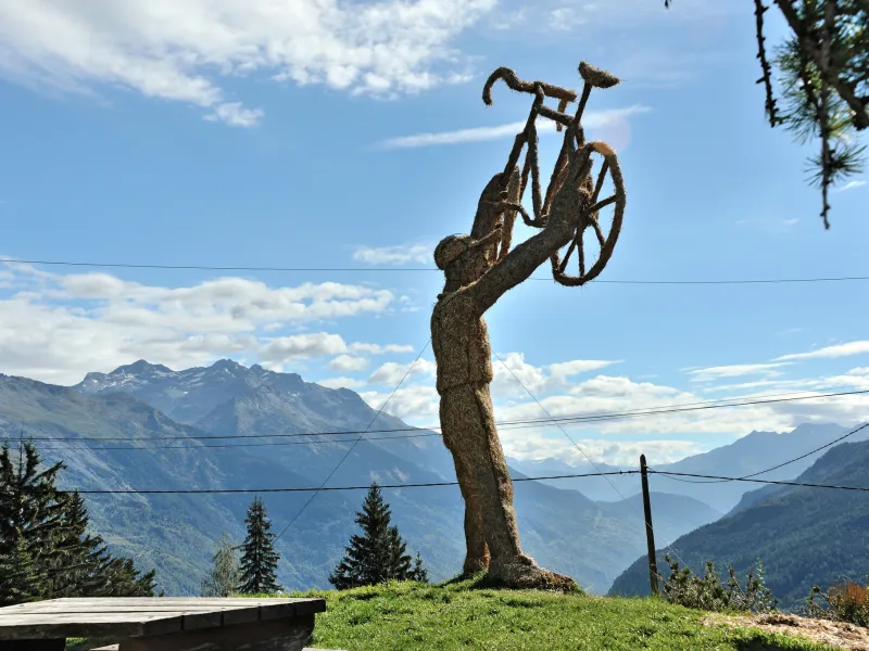 Gigante di paglia a Valloire