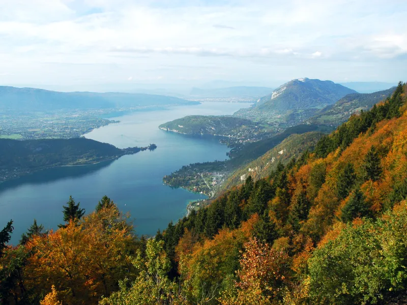 Le acque cristalline del lago di Annecy