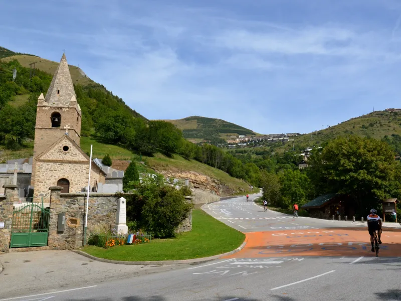 Il villaggio di Huez durante la salita all'Alpe d'Huez