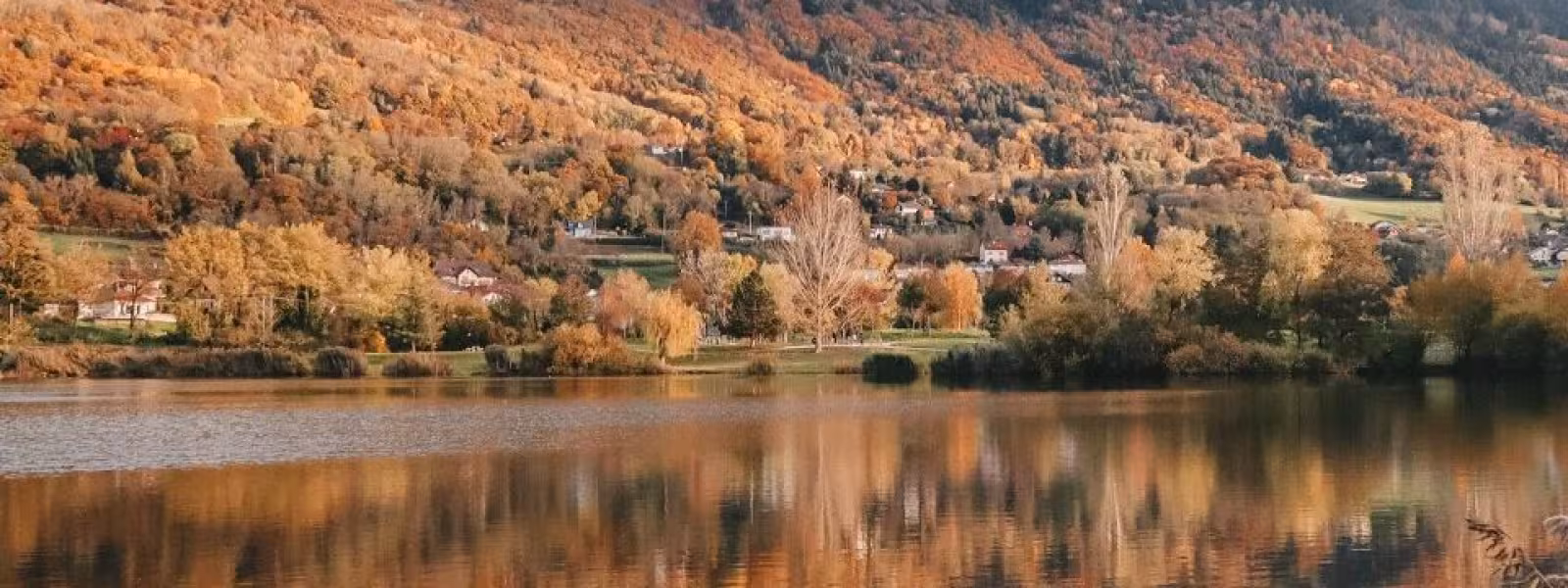 Vue sur les Voirons depuis le lac de Machilly