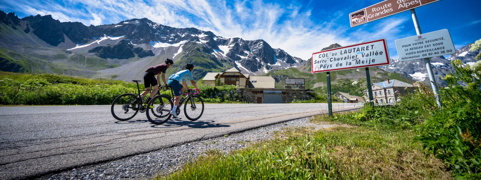 Ciclisti sul Col du Lautaret lungo il percorso delle Grandes Alpes®.