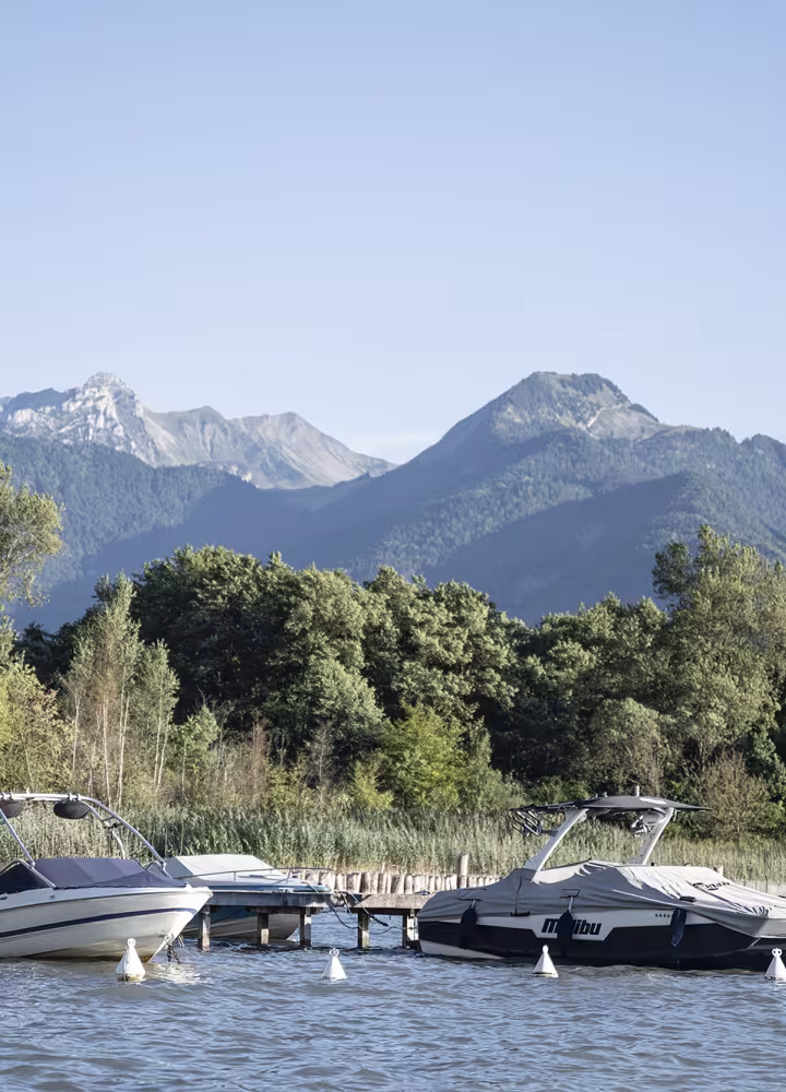 Barche sul lago di Annecy alla sorgente del lago