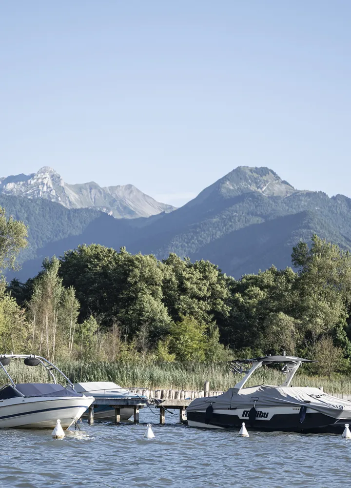 Barche sul lago di Annecy alla sorgente del lago