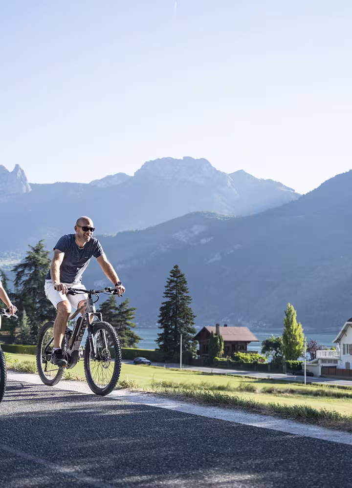 Pista ciclabile alle sorgenti del lago di Annecy