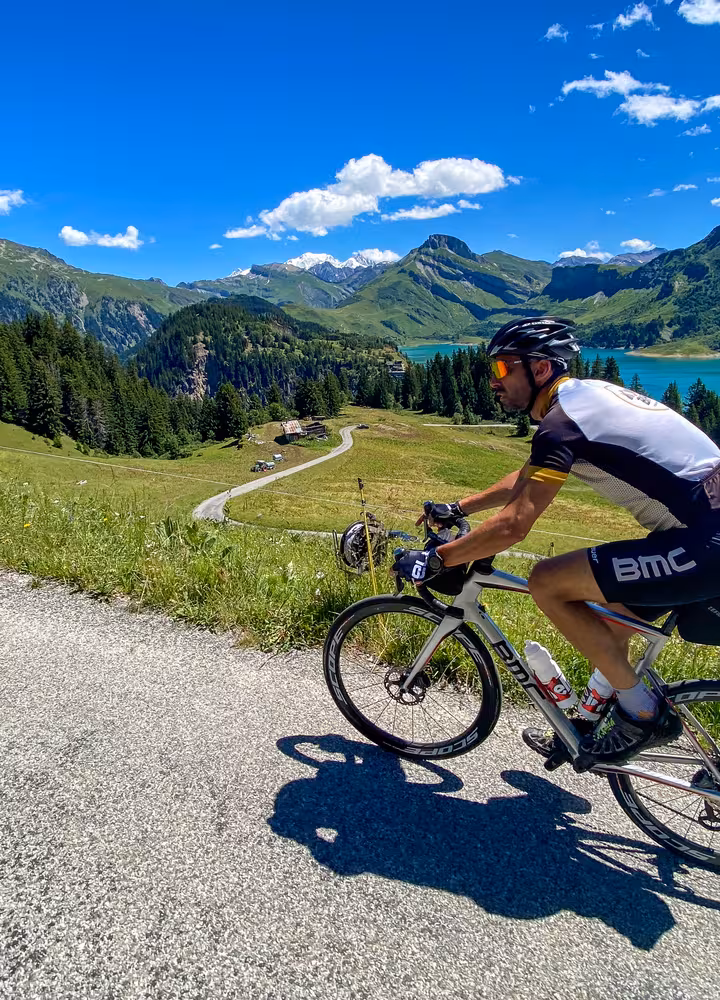 Cycliste à vélo dans les Alpes